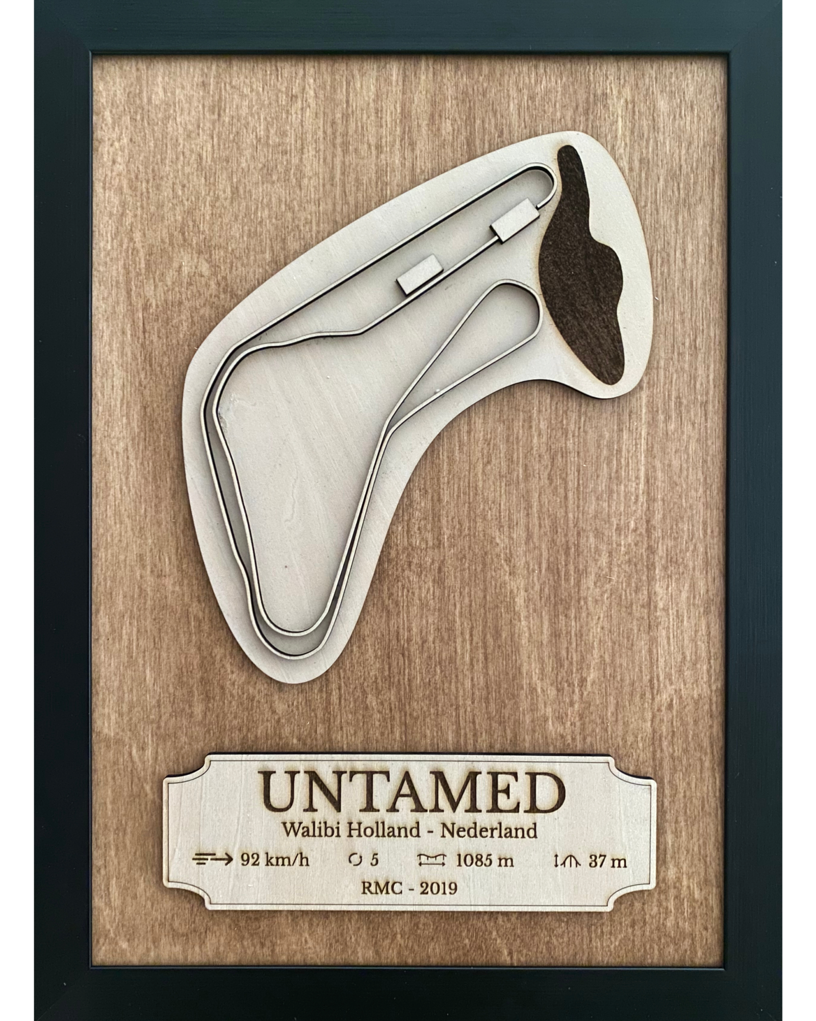 Cadre Untamed – Becoastr Cadre en bois Becoastr représentant le tracé d'Untamed.